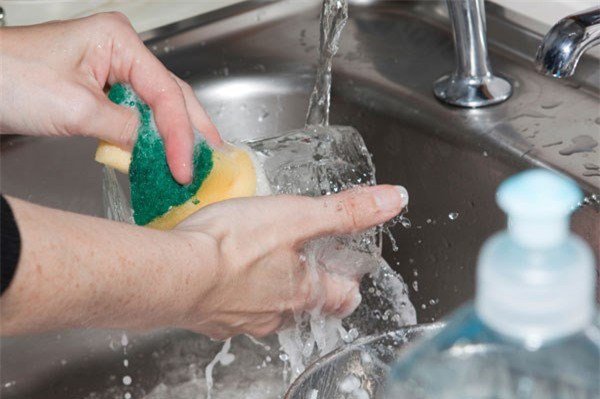 Nước rửa bát, xà phòng hay chất tẩy rửa chuyên dụng 