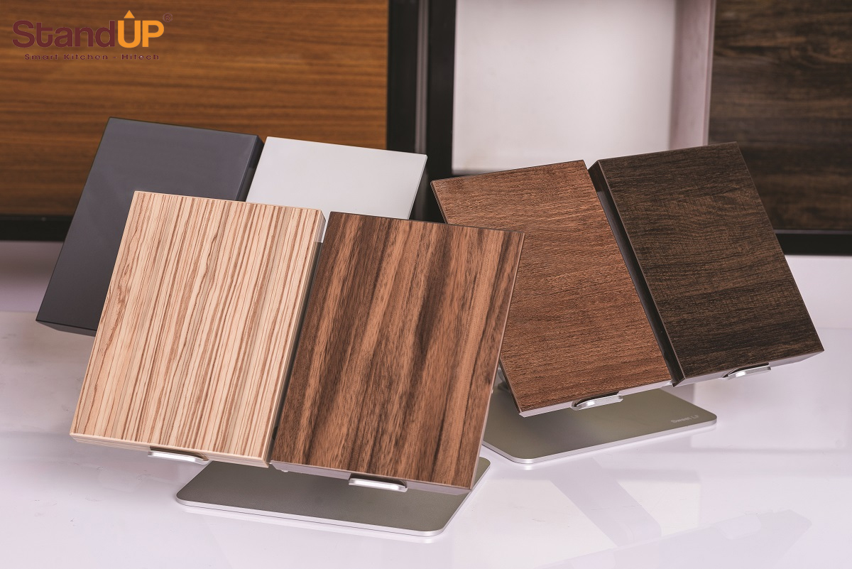 Acrylic màu vân gỗ thường bị nhầm với Laminate, nhưng Laminate thì có dạng vân nổi còn Acrylic thì là bề mặt phẳng