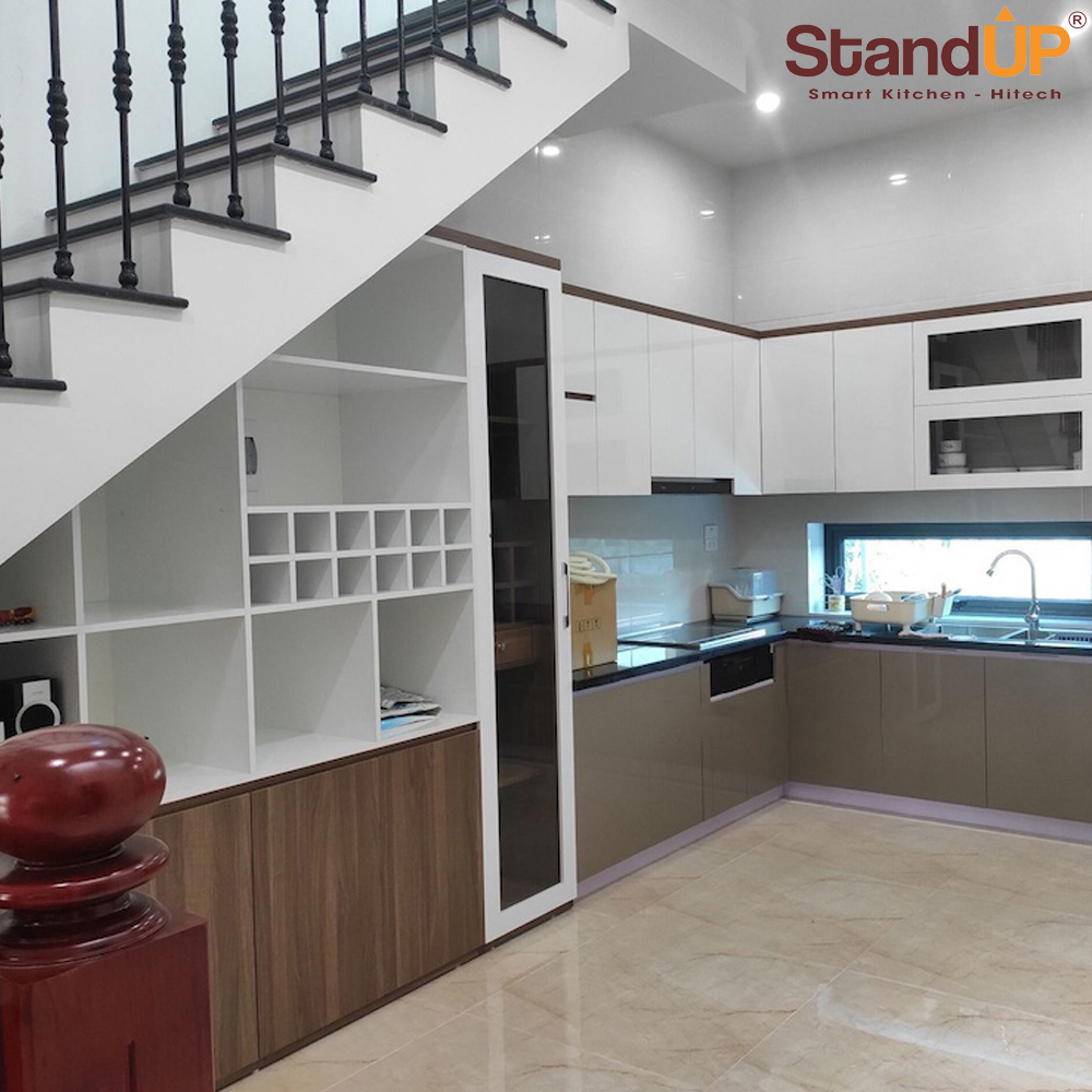 Tủ bếp Inox dưới gầm cầu thang chất liệu Acrylic – Thi công tủ bếp tại Đông Anh